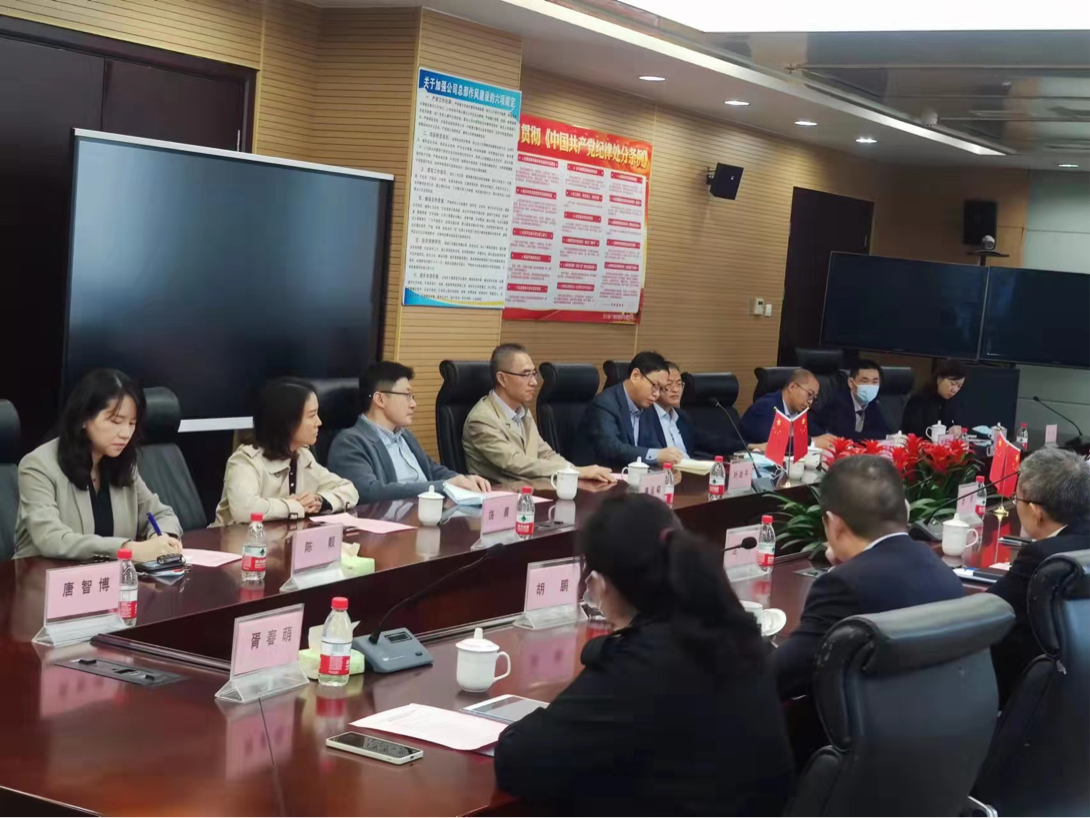 叶战平首先对金鹏副行长一行的到来表示热烈的欢迎,并介绍了公司的