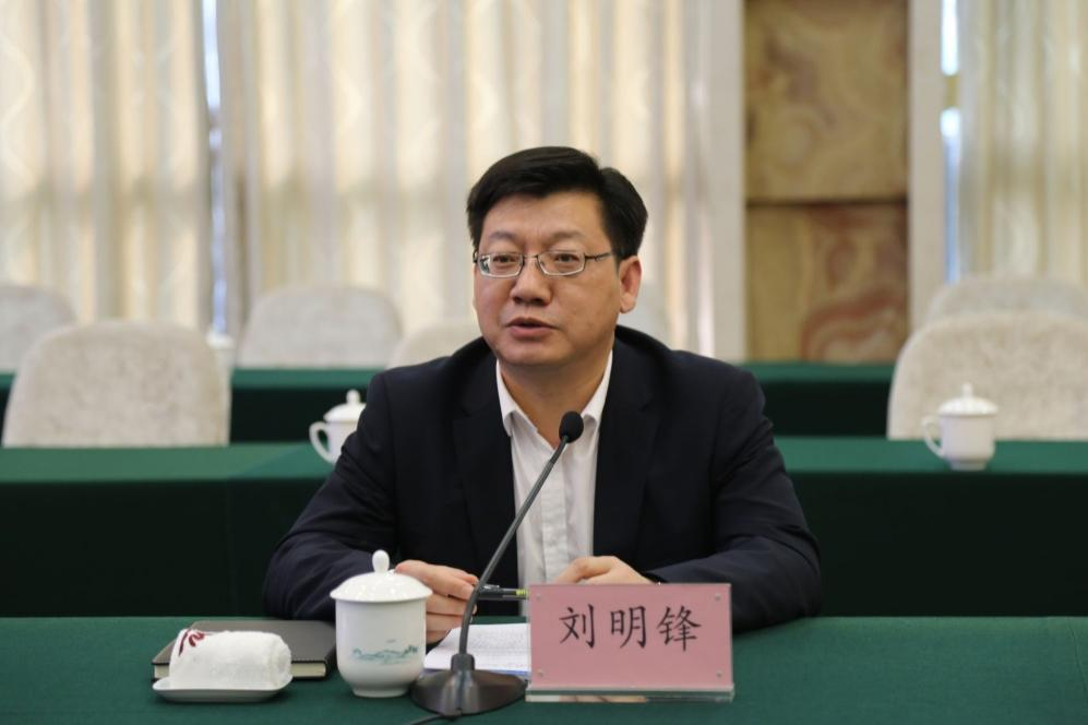 5月19日,长江财险党委书记,董事长叶战平一行赴襄州区人民政府拜访区